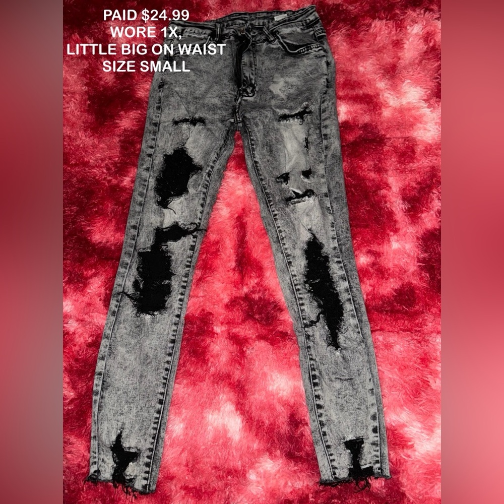 BLACK WASHED RIPPED JEANS